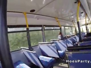 Amatér děvky sdílet manhood v the veřejné autobus