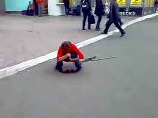 Bêbeda russa jovem fêmea a urinar em ruas