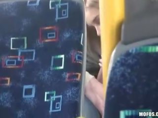 Kerl zeigt an ein pärchen mit dreckig video im die bus