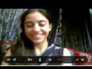 Aangenaam indisch tiener clips haar nauw poesje op webcam