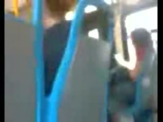Este stripling es loca a tirón apagado en la autobús