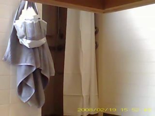 Spionase menawan 19 tahun tua muda perempuan showering di asrama siswa kamar mandi