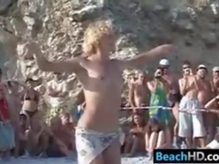女孩 在 一 裸體主義者 海灘
