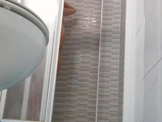 Spionage op enticing vrouw scheren poesje in douche