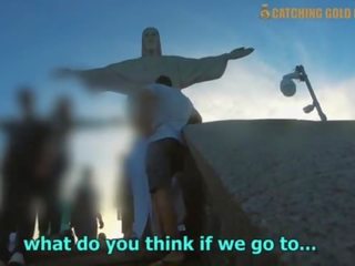 Superb vies film met een braziliaans straat meisje uitgezocht omhoog van christ de redeemer in rio de janeiro